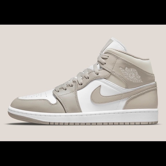 Air Jordan 1 Mid - Picture 2 of 7